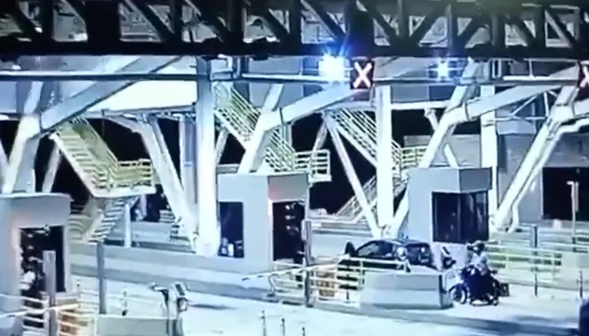 Momento el que dejan abandonado el carro bomba.