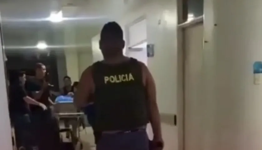 Los policías fueron llevados a centros asistenciales.