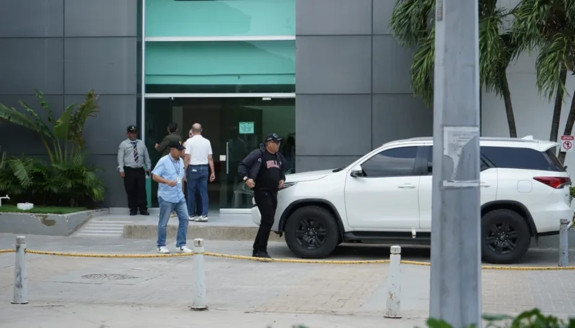 Personal del CTI saliendo de la Alcaldía de Puerto Colombia