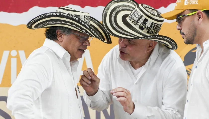 El Presidente Gustavo Petro y el exjefe paramilitar Salvatore Mancuso.