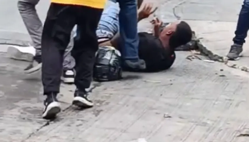 El presunto sicario cuando era golpeado por la comunidad y logró darse a la huida. 