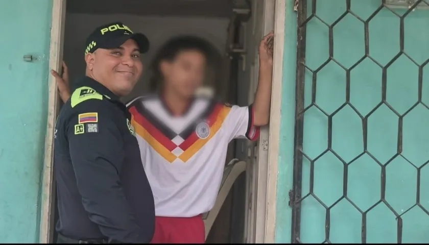 El subintendente Carlos Alberto Munive con el adolescente que rescató de la corriente del arroyo. 