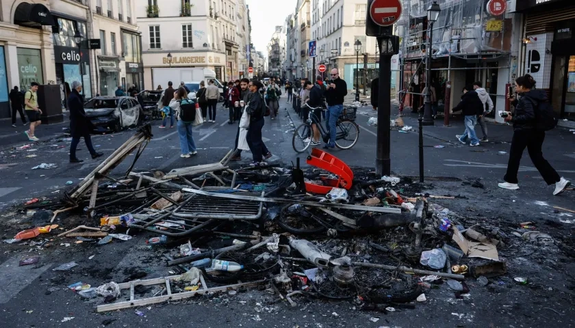 Restos de una hoguera callejera tras los enfrentamientos entre la policía antidisturbios y los manifestantes en París.