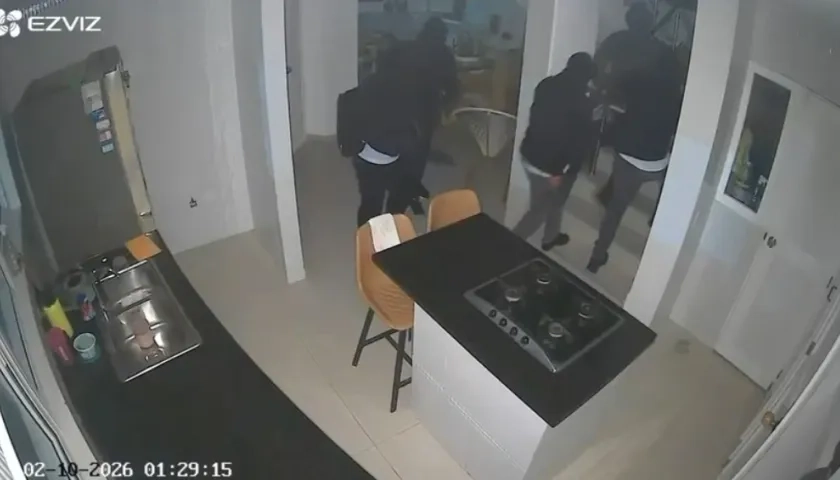 Momento del robo en una vivienda en Salgar. 