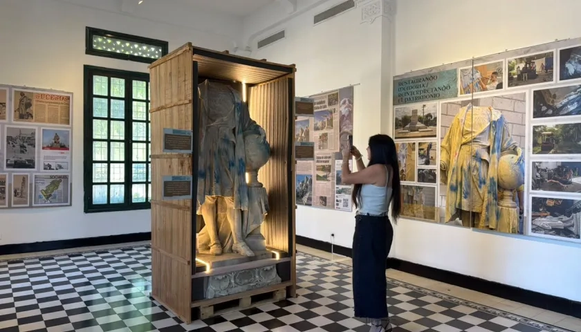 Se encuentra en el salón Magdalena, en la antigua Intendencia Fluvial.