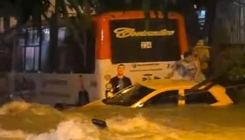 Taxi chocando con la parte trasera de un bus.