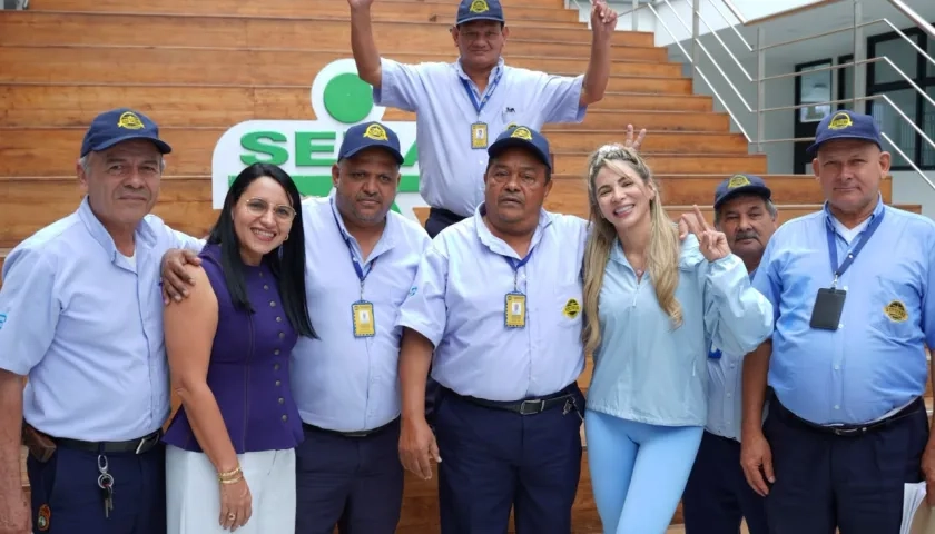 Taxistas beneficiarios junto a la Gerente de Ciudad, Ana María Aljure, y Dorys Del Toro, directora (e) del Sena.