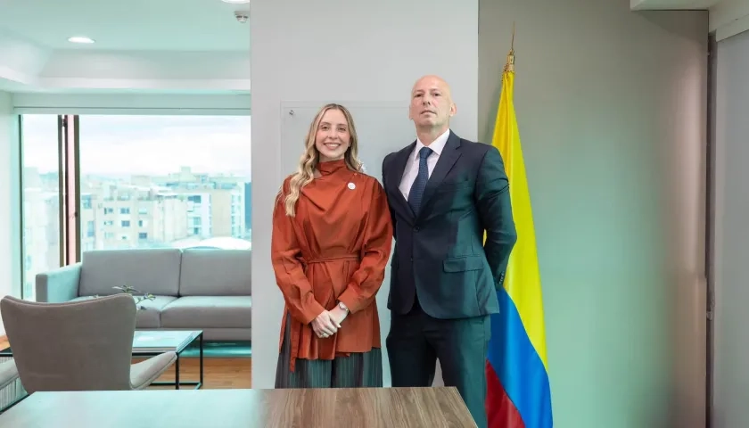 La presidenta de la Banca de Desarrollo Territorial, Findeter, María Paula Tejada Bustos, y  Carlos Eduardo Cabas Rodgers, el nuevo Secretario General de la entidad.