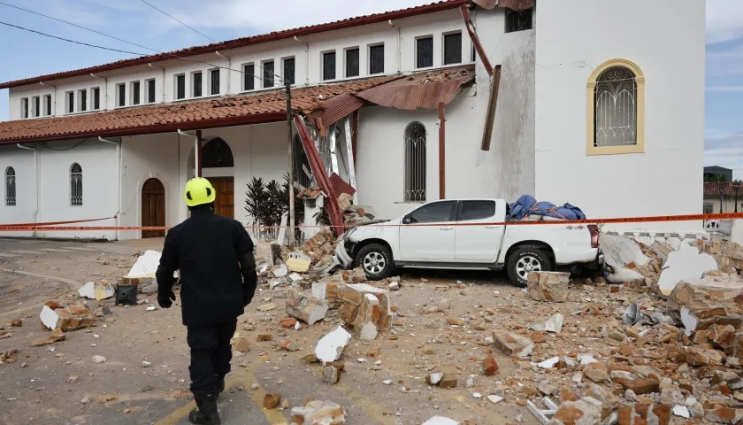 Un socorrista observa una iglesia afectada por el terremoto 