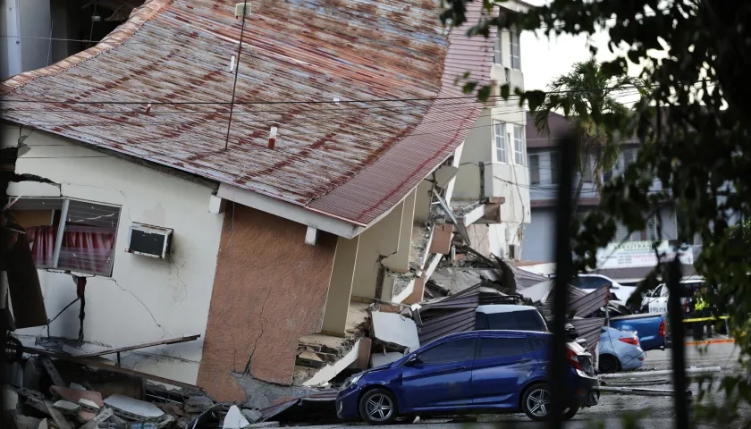 Una edificación afectada por el terremoto de magnitud 7,7 que sacudió a Panamá.