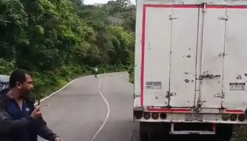 Vehículo con el que chocaron motociclistas en la vía Juan de Acosta - Baranoa