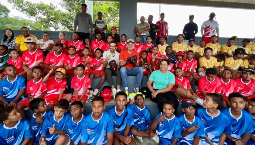 Grupo de niños beisbolistas con el gobernador Eduardo Verano y el director de Indeportes Atlántico, Iván Urquijo.