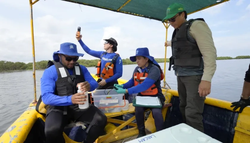 Toma de muestras y monitoreo de la calidad de las aguas marinas y costeras del Atlántico.