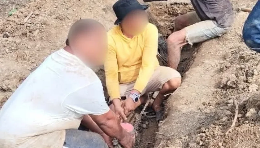 Personas involucradas en el intento de conexión ilegal de agua.
