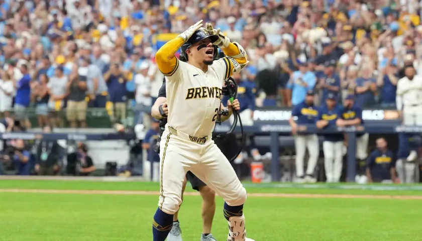 La emoción de William Contreras tras batear jonrón para empatar el juego en el quinto inning.