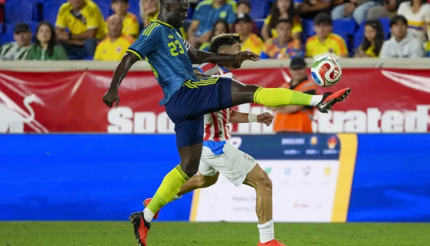 El capitán de Colombia, Dávinson Sánchez, durante el partido contra Paraguay.