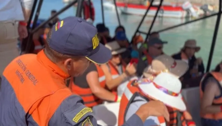 Personal de la Dimar durante labores de inspección y vigilancia. 