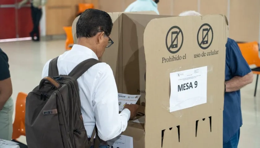 Docentes durante la jornada electoral en Uniatlántico.