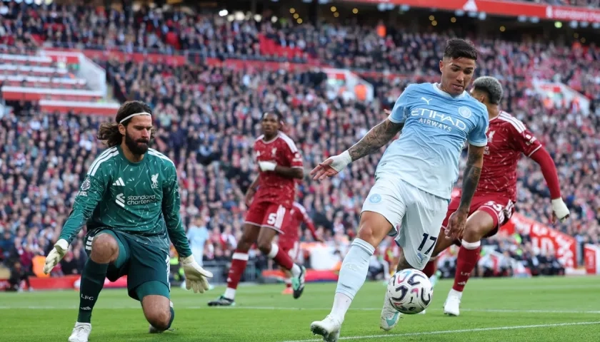 El argentino Enzo Fernández en una llegada del Manchester City al pórtico del Liverpool.