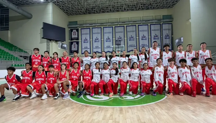 Equipos de Atlántico tras recibir los uniformes de competencia en el Elías Chegwin.