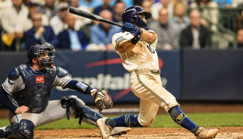 Sal Frelick conecta el jonrón que le dio el empate a los Cerveceros en el sexto inning.