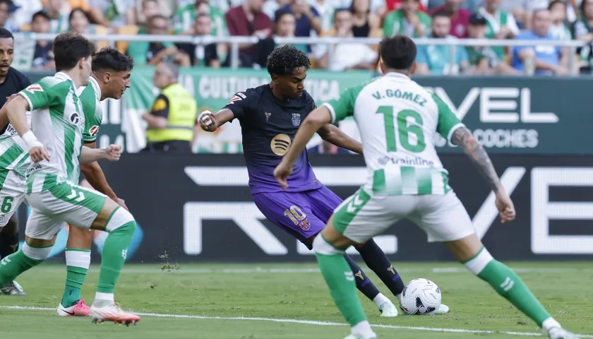 Acción en la que Lamine Yamal marcó el primer gol del Barcelona en el minuto 10.