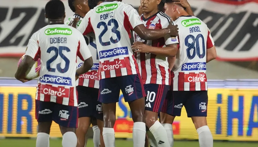 Jugadores del Junior festejan uno de los goles contra Inter de Bogotá. 