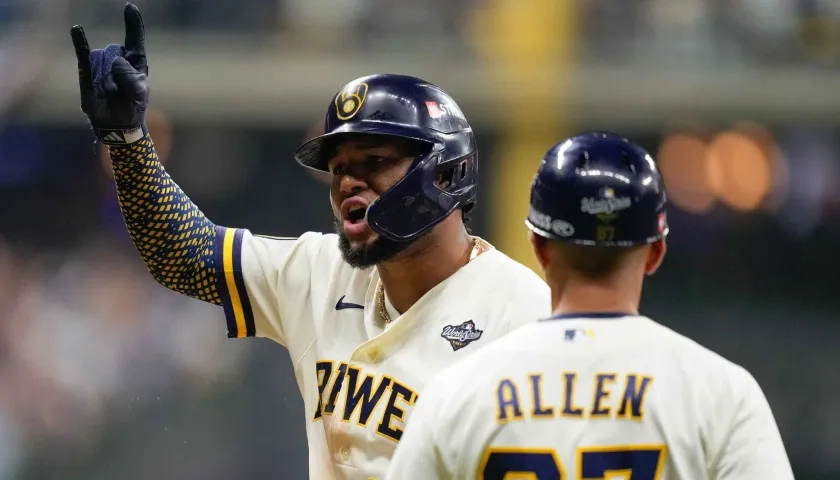 El venezolano Jackson Chourio remolcó la tercera carrera de los Cerveceros con un sencillo en el séptimo inning.