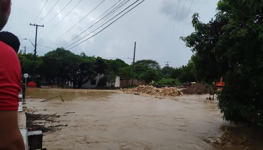 Arroyo El Tigre se desbordó con las fuertes lluvias de este lunes 12 de octubre. 