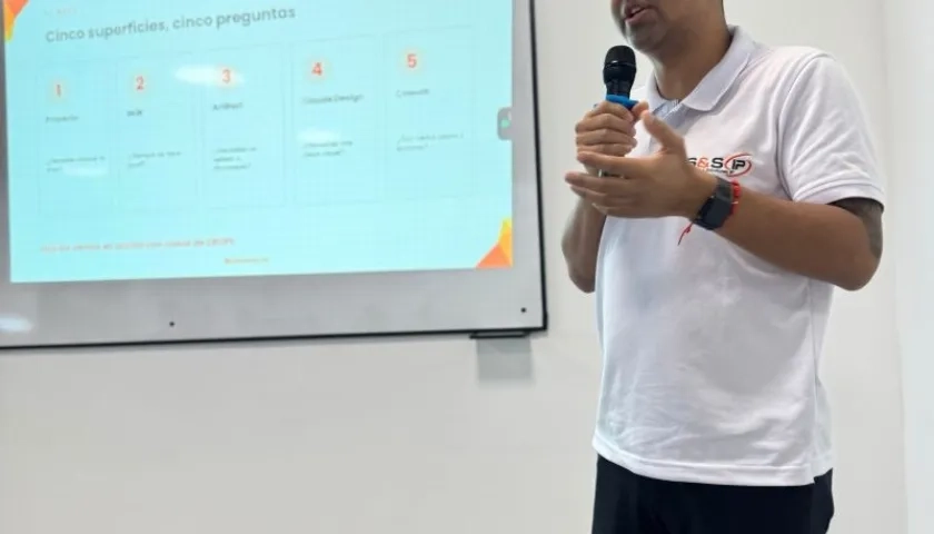 Kevin Daza, CEO de Porte, durante un bootcamp de Inteligencia Artificial para una empresa en Cali. 