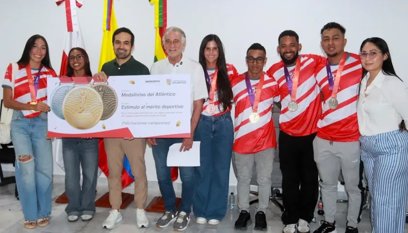 Los deportistas con el gobernador del Atlántico, Eduardo Verano, y el director de Indeportes, Iván Urquijo.