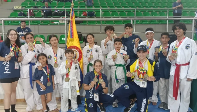 Grupo de ganadores en los Juegos Panamericanos de Taekwondo.