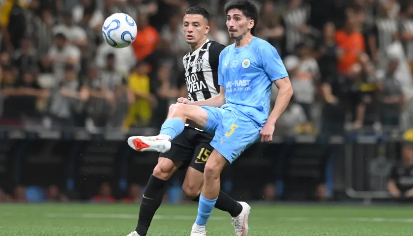 Franco Pizzichillo, de Montevideo City Torque, domina el balón ante la marca del colombiano Kevin Castaño.