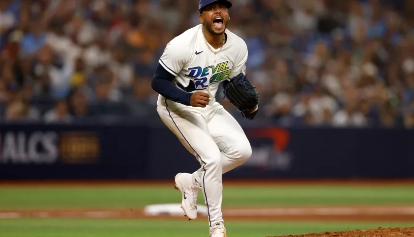 El dominicano Freddy Peralta se llevó la victoria ante ios Guardianes.