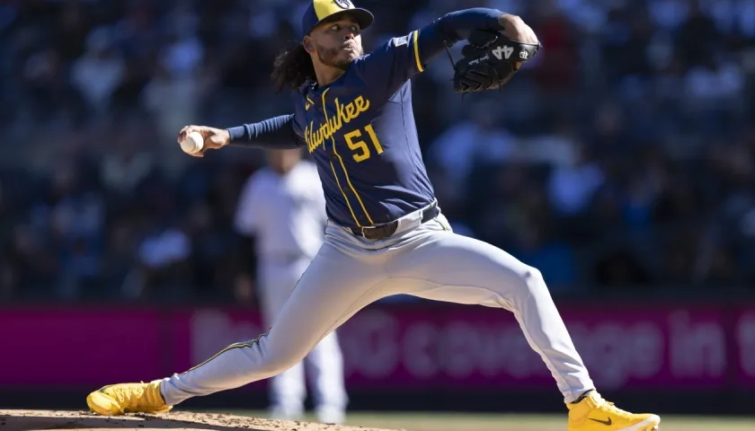 El dominicano Freddy Peralta con el uniforme de los Cerveceros antes de pasar a los Rays.