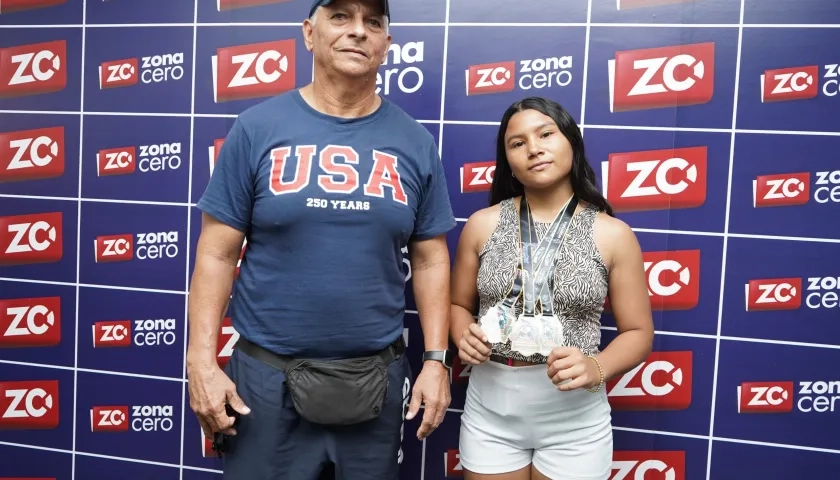La pesista Dania Romero con su entrenador Mario Moreno. 