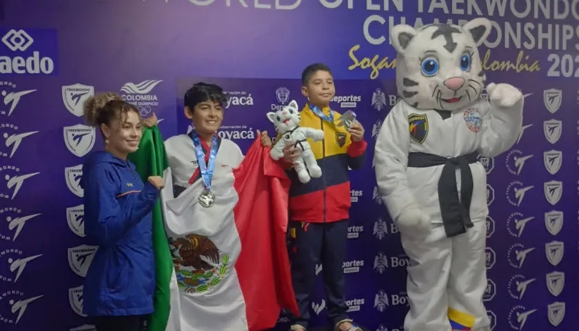 Isaac Penenrey, ganador de medalla de oro, en el podio.