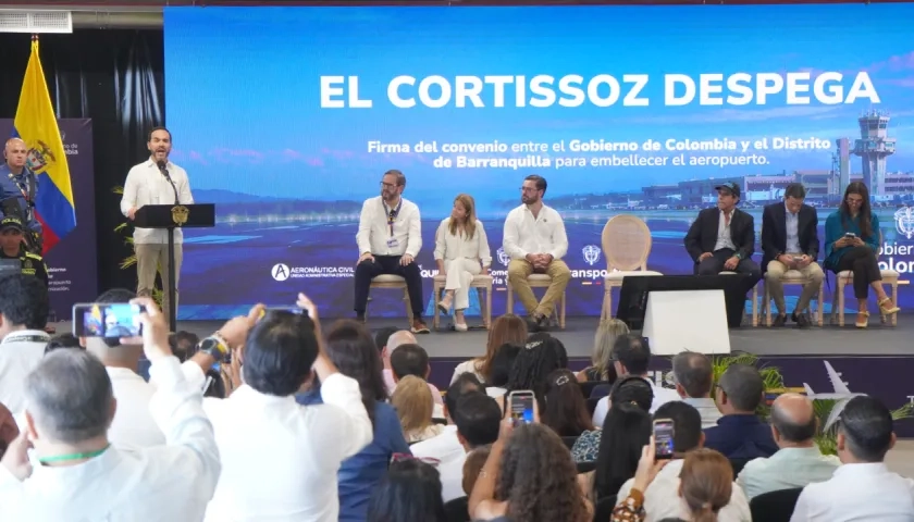 Abelardo De La Espriella en la firma de la concesión.