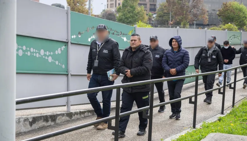 Los cuatro policías cuando eran trasladados al centro carcelario.