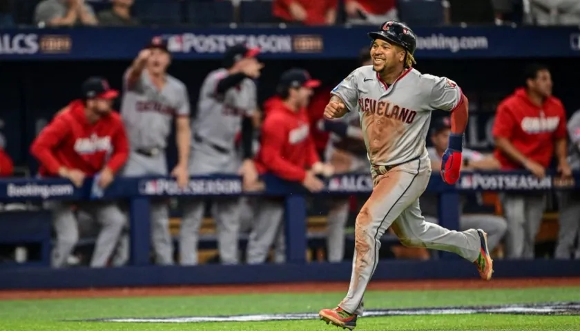 El dominicano José Ramírez conectó tres hits y empujó una carrera para los Guardianes. 