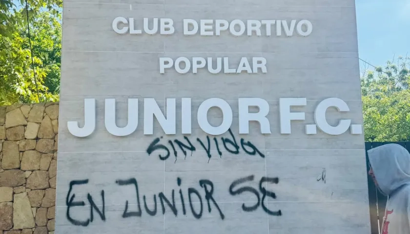 Mensaje escrito por los vándalos en la entrada de la sede deportiva Adela de Char.
