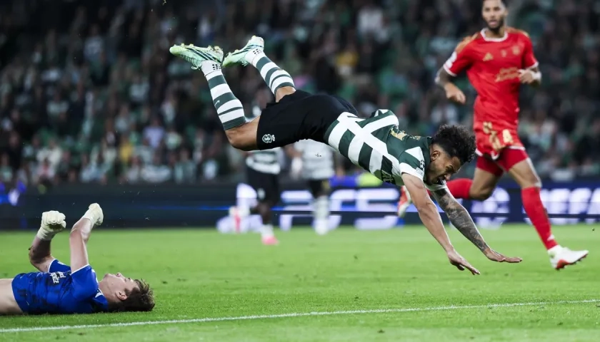 Luis Suárez tras un choque con Lukas Jungwirth, portero del Lask Linz.