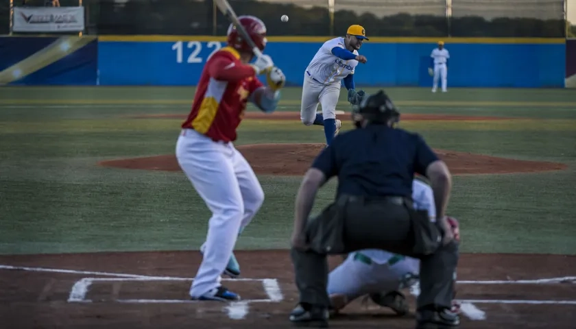 Julio Vivas fue el pitcher ganador tras lanzar cinco entradas completas. 