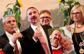 Ayuntamientos y registros civiles en Alemania abrieron hoy domingo de manera extraordinaria sus puertas para casar a parejas homosexuales.