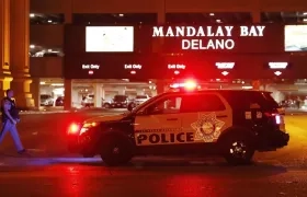 Un vehículo policial permanece a la entrada del hotel Mandalay Bay,