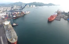 Dos buques tanqueros cargando aceite de palma, atracados en los muelles 4 y 6.