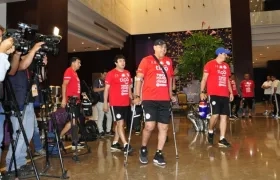 Francisco Arce, con muletas, DT de la Selección Paraguay.
