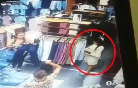 Las presuntas ladronas quedaron grabadas en las cámaras de seguridad.