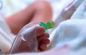 La bebé ya empezó el tratamiento de transfusión de sangre.