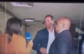 Momento de la agresión verbal a periodistas.